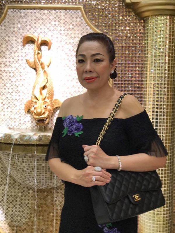 Không ra mặt, nhưng đây là người âm thầm giúp đỡ H’Hen Niê suốt thời gian thi Hoa hậu